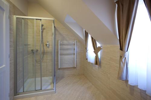 杰尔Barokk Hotel Promenád的带淋浴的浴室和玻璃门
