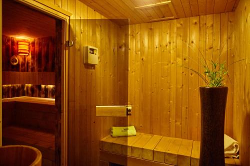 奥巴曹洛克布提克设计客房的木制浴室设有植物淋浴