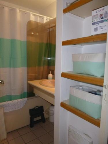 基伯龙Ty Avel的带淋浴、盥洗盆和卫生间的浴室