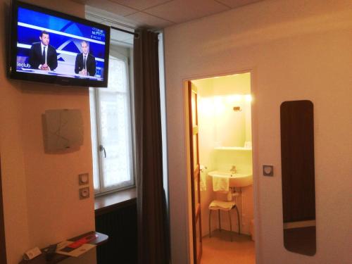 梅斯布里斯托尔梅斯中心火车站酒店的墙上的电视机,房间带浴室