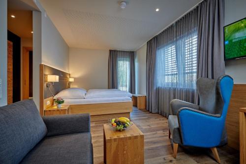 伯根Landgasthof Wurm的一间酒店客房,配有一张床和一台电视
