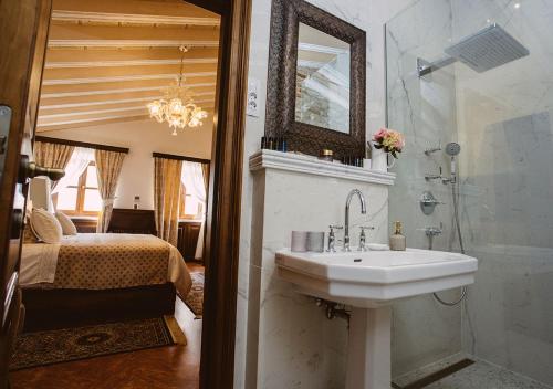 Heritage Hotel Cardo的一间浴室