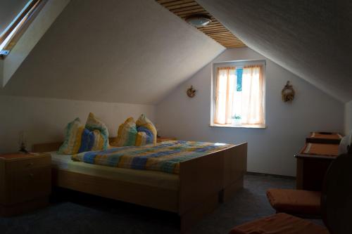 卡劳特格瑞斯赫Ferienhaus Fischer的一间卧室设有一张床和一个窗口