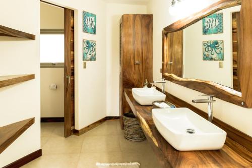 San JuanilloCocobolo Beach Boutique Hotel的浴室设有2个水槽和镜子