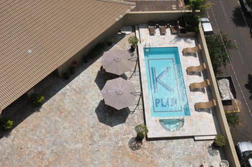 巴雷图斯Hotel Kehdi Plaza的享有带遮阳伞的游泳池的顶部景致