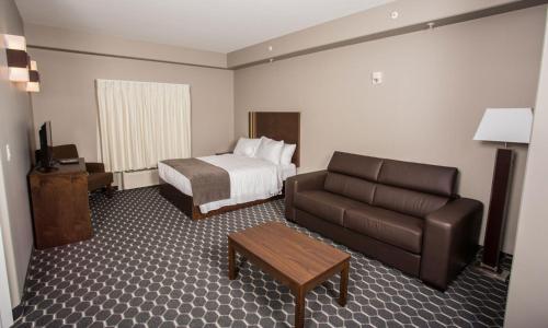 SourisThe Souris Hotel的酒店客房,配有床和沙发