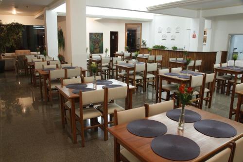 巴雷图斯Hotel Kehdi Plaza的一间设有木桌和椅子的餐厅