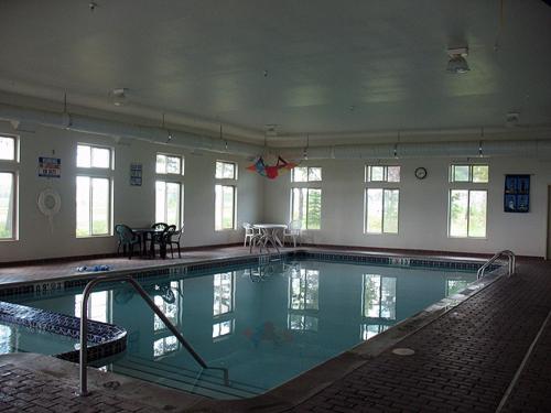 PellstonPellston Lodge的大楼内的大型游泳池