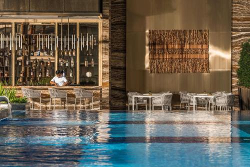 吉隆坡吉隆坡四季酒店的酒店大堂设有游泳池和餐厅