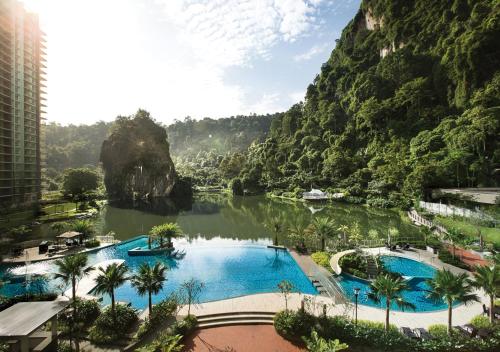 怡保The Haven All Suite Resort, Ipoh的享有游泳池及山脉的景色