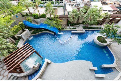 曼谷茉莉花豪华公寓的享有带水滑梯的游泳池的空中景致