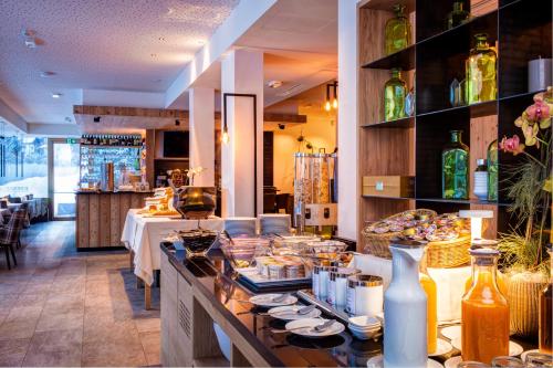 塞尔瓦迪加尔代纳山谷Mountain Design Hotel EdenSelva的餐厅在柜台上供应自助餐