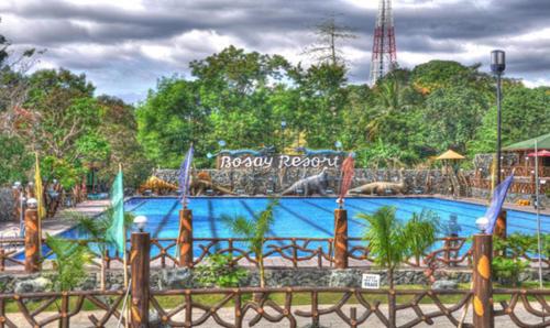 安蒂波洛Bosay Resort的主题公园内的大型游泳池