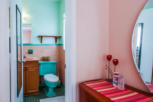 好莱坞Bella Vista Getaway的一间带卫生间、水槽和镜子的浴室
