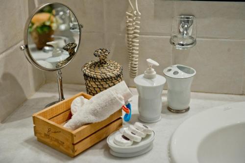 雅典四季酒店的浴室的柜台设有水槽和镜子