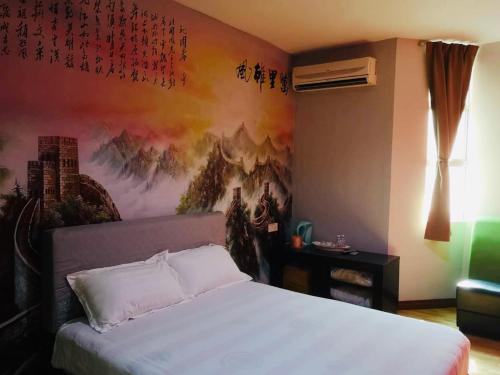 怡保Home Inn Hotel的一间卧室配有一张壁画床