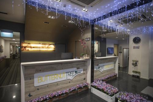 新加坡Butternut Tree Hotel的天花板上灯火辉煌的商店