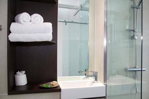 利物浦Z利物浦酒店的浴室配有水槽、淋浴和毛巾