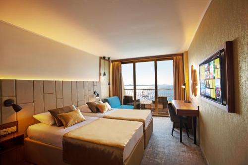 波尔托罗贝尔纳丁酒店的酒店客房配有两张床和一张书桌