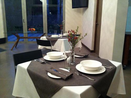 比勒陀利亚哈德森之家酒店的桌子上摆有盘子和餐具
