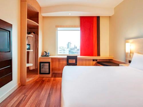 利雅德利雅得奥拉亚街宜必思酒店的酒店客房设有床和窗户。