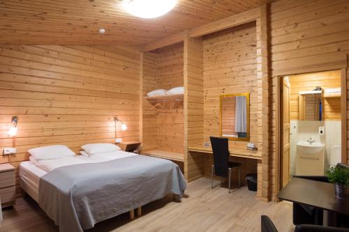 Drangsnes马拉霍恩旅馆的木制客房内的一间卧室,配有一张床