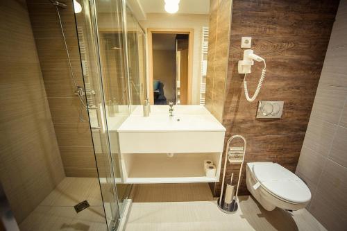 萨尔瓦尔Orion Apartman的一间带水槽和卫生间的浴室