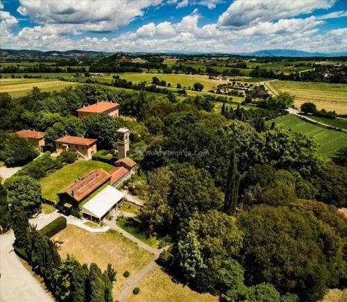 Pilonico MaternoAgriturismo Poggiolo的享有庄园的空中景致,拥有房屋和树木