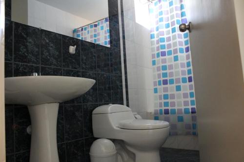 阿雷基帕阿尔莫哈达德尔雷酒店的一间带卫生间和水槽的浴室