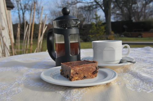 缪勒夫奥德家庭农场食宿酒店的一块巧克力蛋糕和一杯咖啡