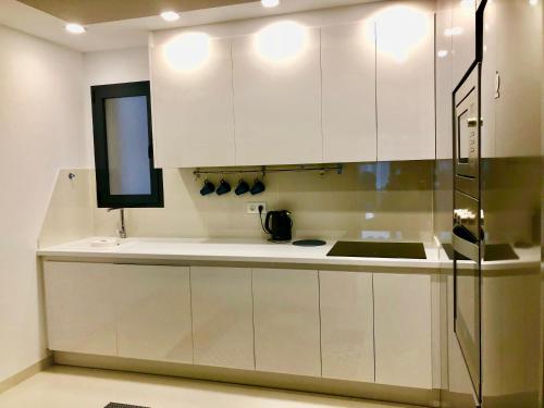 皮拉尔－德拉奥拉达达Playa Elisa Super的厨房配有白色橱柜和台面