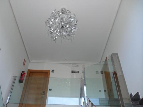 朗格勒埃斯特雷亚阿莱玛公寓的吊灯挂在天花板上