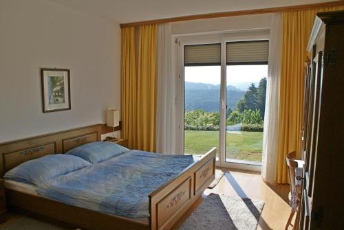 滨湖科伊查赫Haus Panorama的一间卧室设有一张床和一个大窗户