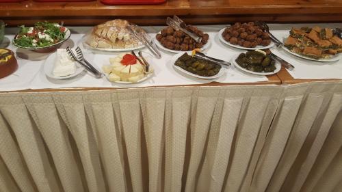 米西姆纳Hotel Adonis的一张桌子上有很多种不同的食物