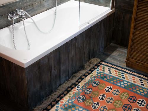 帕尔马La Luna nel Pozzo的带浴缸的浴室和瓷砖地板。