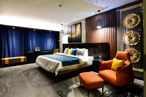 水原市Hotel Ritz的一间卧室配有一张床和一把椅子
