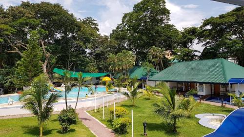 巴旺Hotel 45 Beach Resort的享有度假村游泳池的景致