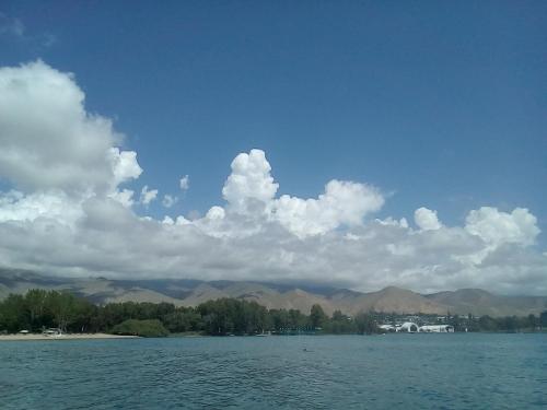 乔尔蓬阿塔Resort 10的一大片水体,背景是群山