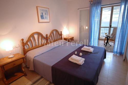 松塞拉德马里纳Casa Calma的一间卧室配有一张床,上面有两条毛巾
