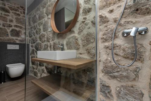 泽斯特拉格Villa Mate的一间带水槽和镜子的浴室