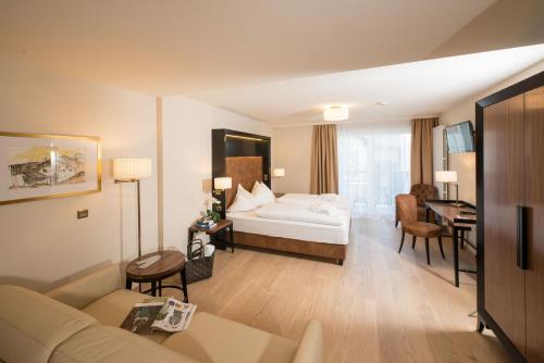 西兰德罗Genusshotel Goldene Rose的酒店客房设有床和客厅。