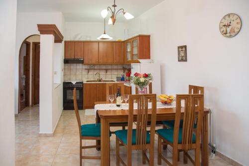 圣马太奥斯J&B Countryside Life的厨房配有木桌、椅子和冰箱