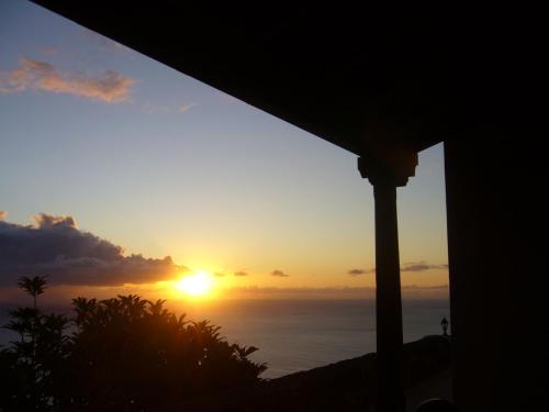 丰卡连特德拉帕尔马艾尔尼斯佩罗度假屋的海景别墅的日落