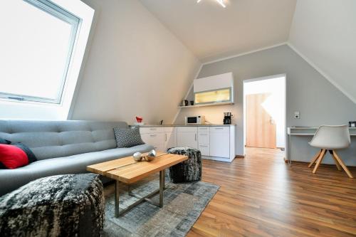 科特布斯Altstadt Apartment Deluxe的客厅配有沙发和桌子