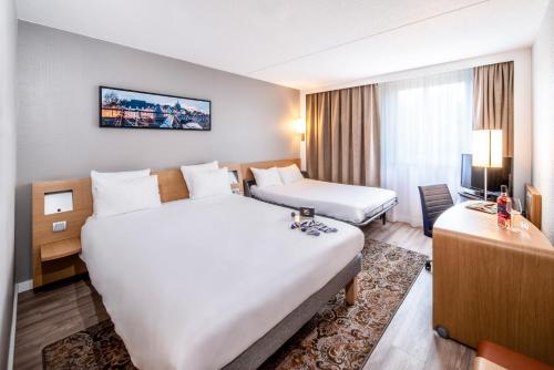 埃因霍温埃因霍温诺富特酒店的酒店客房配有两张床和一张书桌