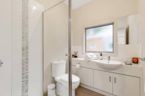 巴拉腊特特格思度假屋的白色的浴室设有卫生间和水槽。