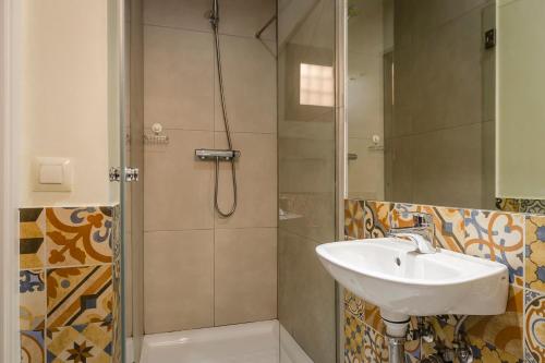托莱多YIT Puerta Bisagra的一间带水槽和淋浴的浴室