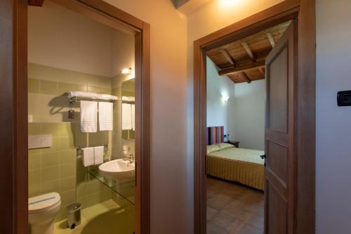 蒙特齐尔佛奈玛赛丽雅格兰德酒店的一间带水槽和卫生间的浴室以及一张床