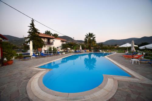 帕特雷Annamaria Studios & Apartments的度假村内的大型蓝色游泳池