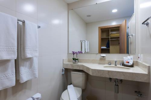 雅瓜里乌纳马蒂兹吉安瓜那酒店的白色的浴室设有水槽和卫生间。